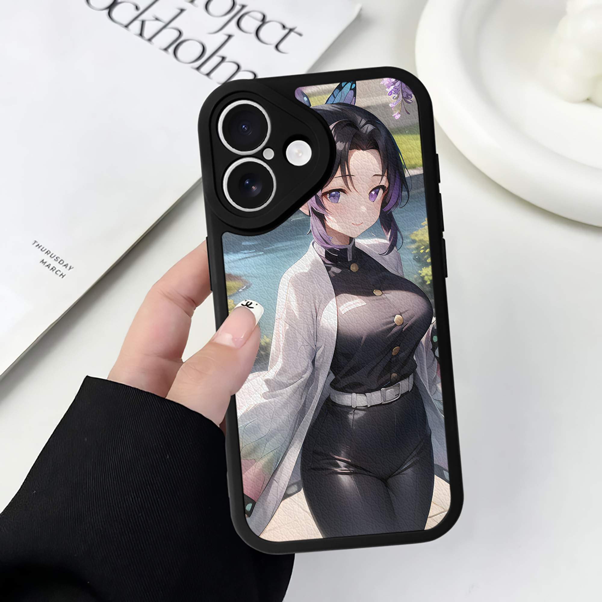 （画像用） 鬼滅の刃（きめつのやいば）蟲柱-胡蝶 しのぶ／こちょう しのぶ Kochou Shinobu 【iPhone 16シリーズ対応】シリコンスマホケース（レザー調） 材質：シリコン